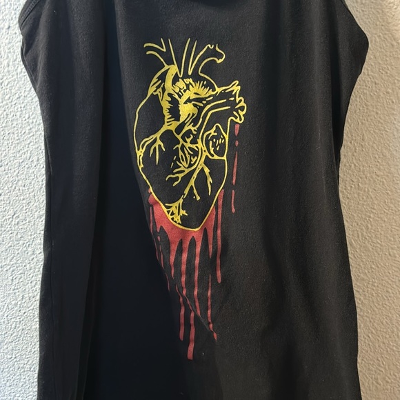 Bleeding Heart tank top size large - Picture 2 of 4